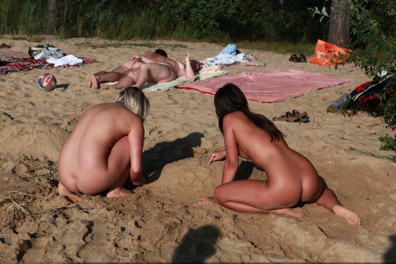 Creekside activity Big Photo gallery - nudism and naturism