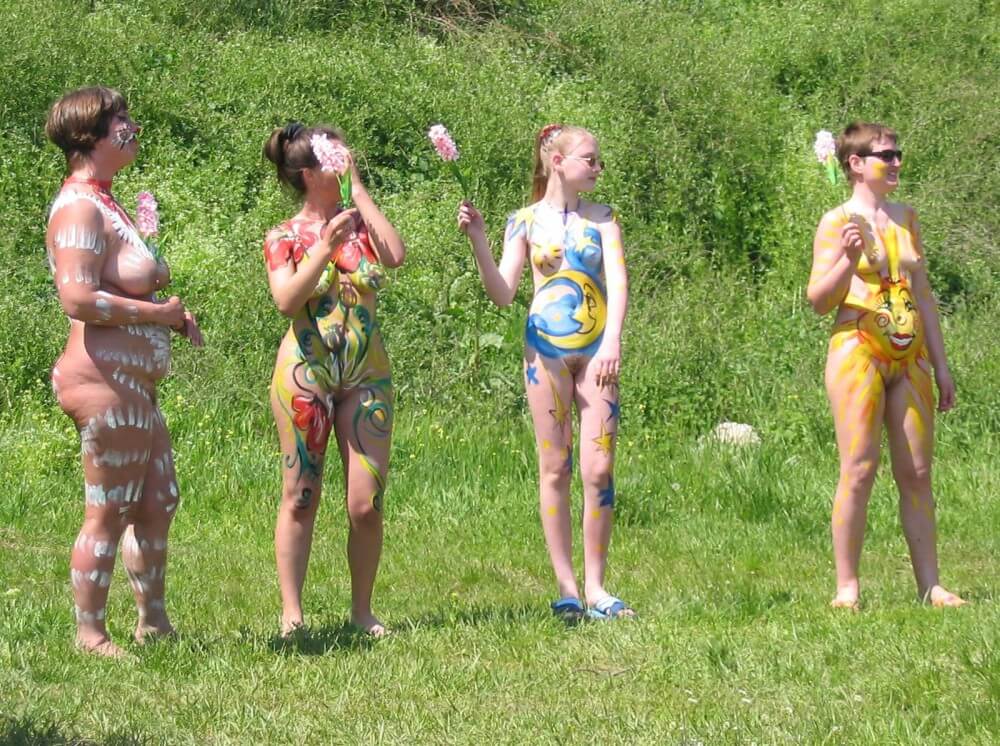 Family String-Apple Game Pics - nudism and naturism