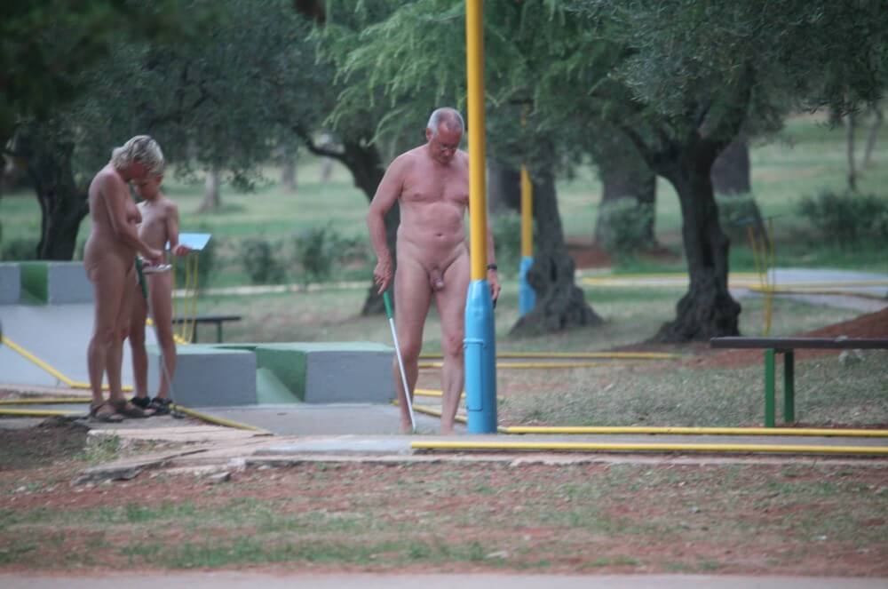Mini-Golf Nude Participants pics - nudism and naturism
