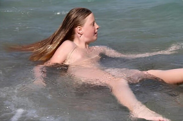 Turqoise Water Splash pics - nudism and naturism