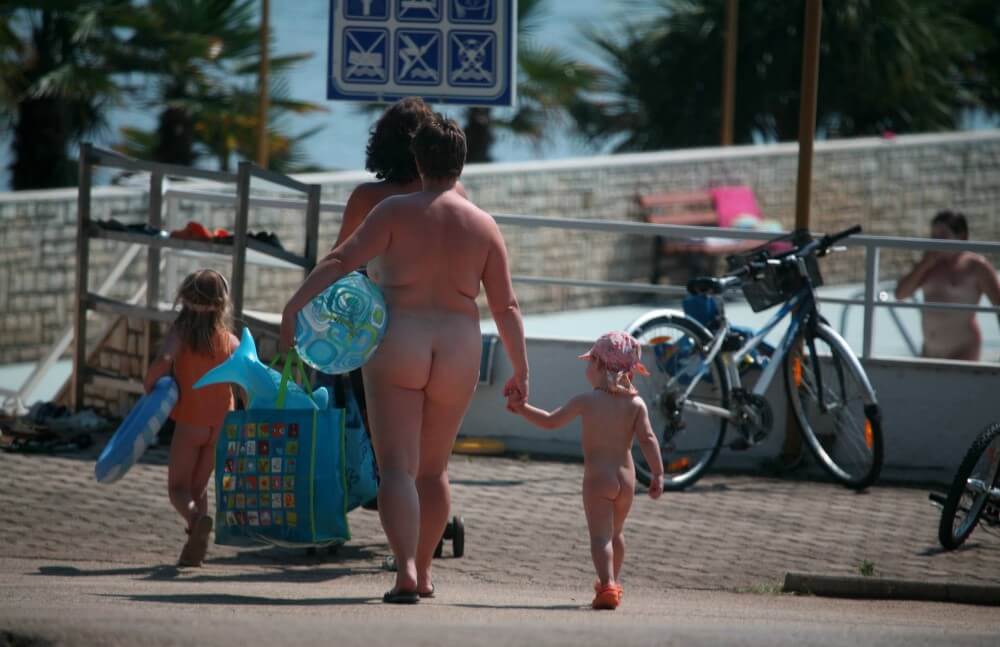 Pool Outskirt Nude Guests pics - nudism and naturism