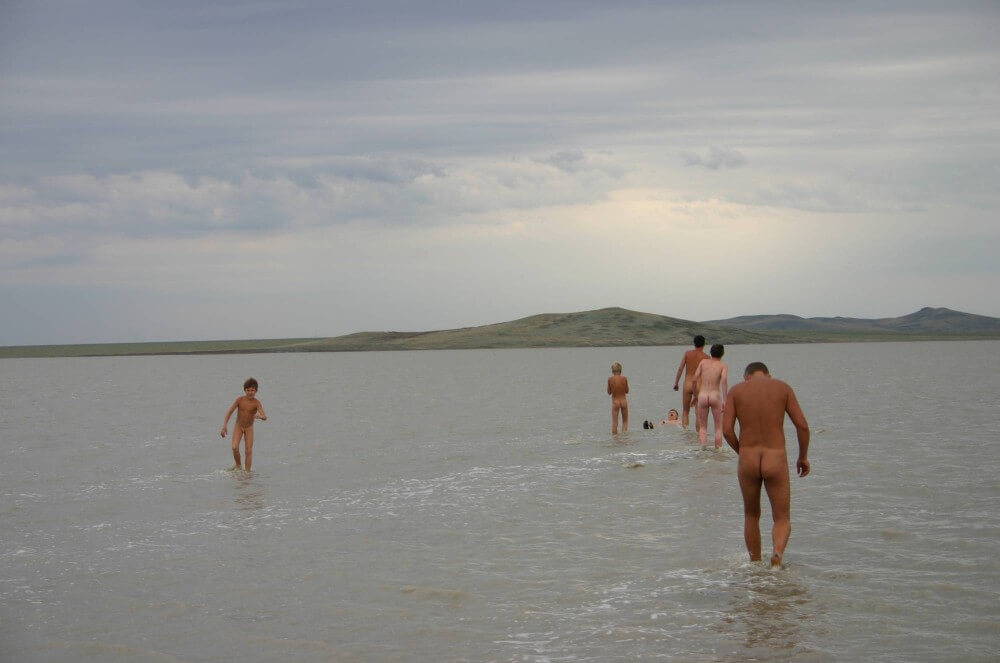 Black-Sea Body Mud Shots pics - nudism and naturism