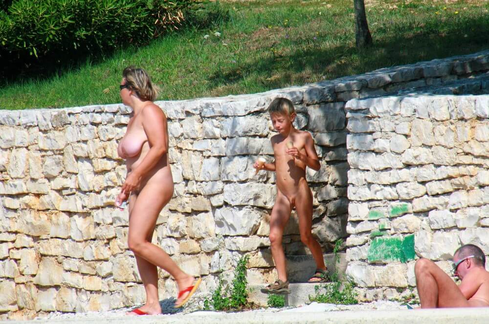 Ula FKK Wall-Side Families pics - nudism and naturism