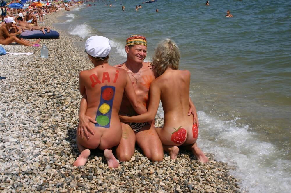 Bold Outdoor Nude Poses pics - nudism and naturism