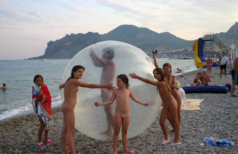 Pics Walk on the Beach Balloon - nudism and naturism