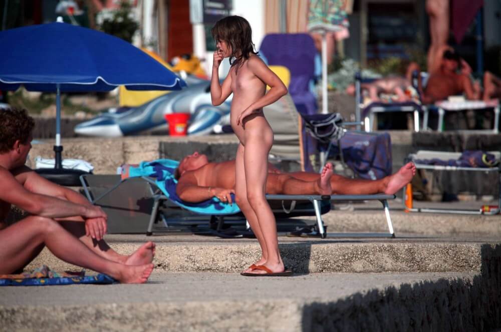Girl Walk to Nudist Shower pics - nudism and naturism