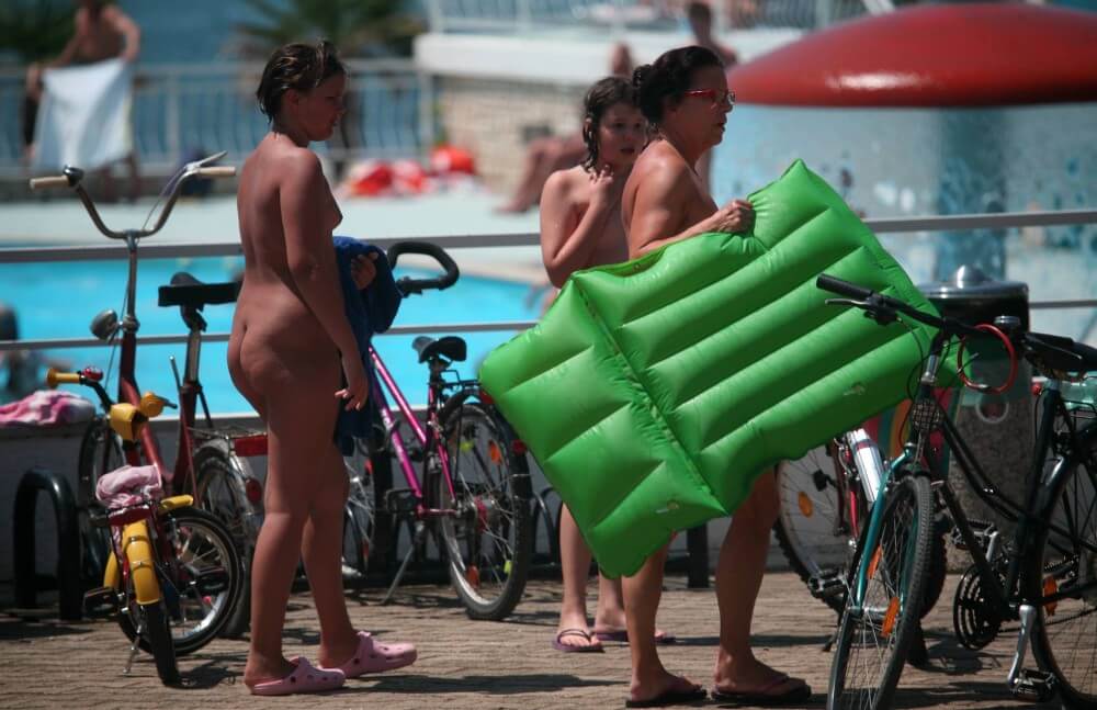 Outdoor Pool Sideliners pics - nudism and naturism